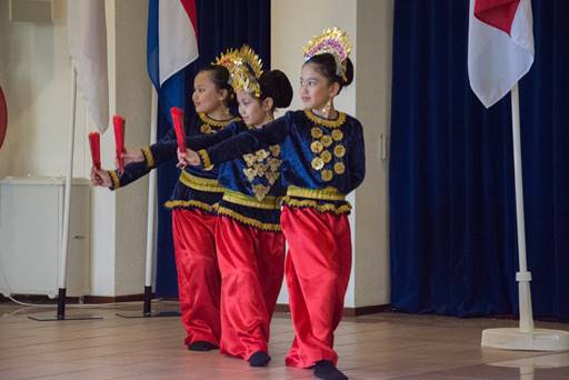 Tari Kipas yang dibawakan dengan sangat luwes oleh tiga siswi Sekolah Indonesia Den Haag (foto ISTIMEWA)