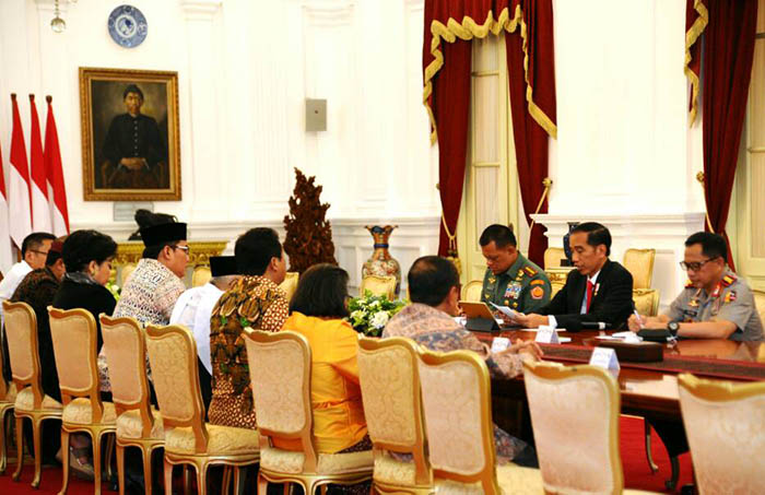Presiden Joko Widodo berinisiatif mengadakan pertemuan dengan para tokoh lintas agama guna merawat NKRI.