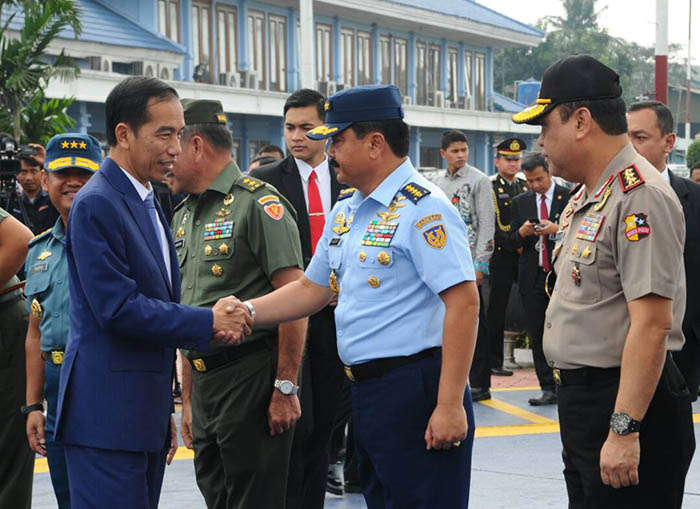 Presiden Joko Widodo juga diantar sejumlah pejabat tinggi TNI dan POLRI.