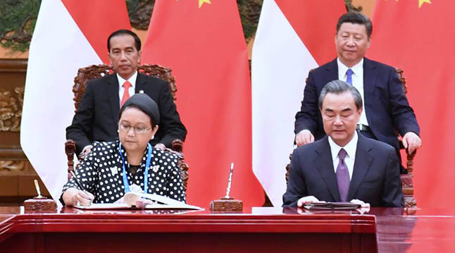 Presiden Joko Widodo dan Presiden X i Jinping menyaksikan penandatanganan kerjasama yang dilakukan Menlu Retno Marsudi dan Menlu RRT Wang Yi.