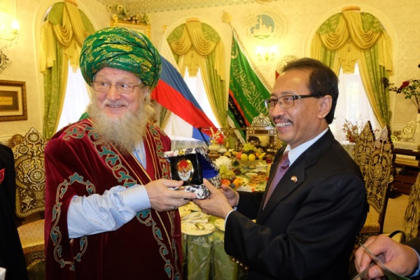 Dubes M Wahid Suprihadi bersama Imam Masjid Ufa Mufti Talgat Tajuddin di St Petersburgfoto M Wahid Supriyadi