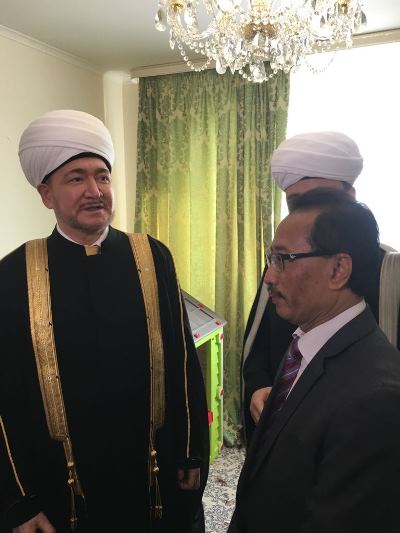 Dubes RI untuk Rusia Wahid Suprihadi bersama Imam Masjid Agung Moskow dan Ketua Dewan Mufti,  Sheikh Ravil Gaynutdin./foto M Wahid Supriyadi