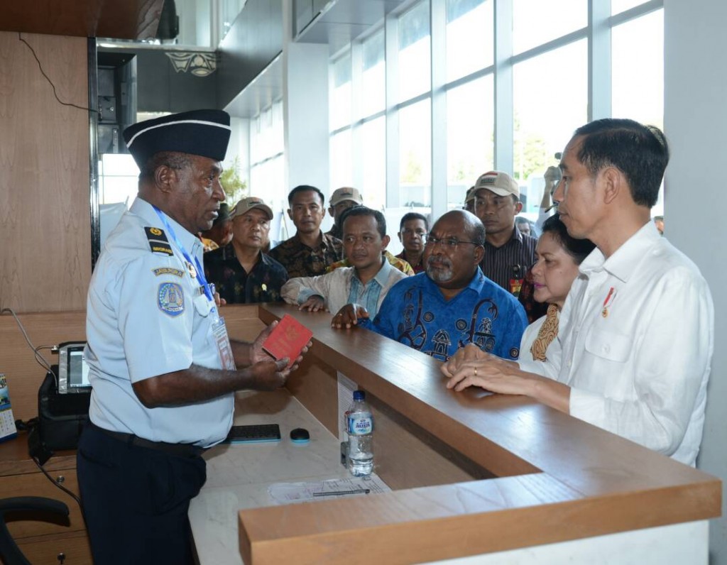 Presiden Joko Widodo didampingi Ibu Negara Iriana Joko Widodo, dan Gubernur Papua Lukas Enembe memeriksa pelayanan PLBN Skouw.