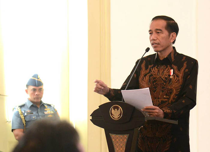 Presiden Joko Widodo menilai belakangan ini masyarakat terlalu banyak ngomong  ketimbang kerja.