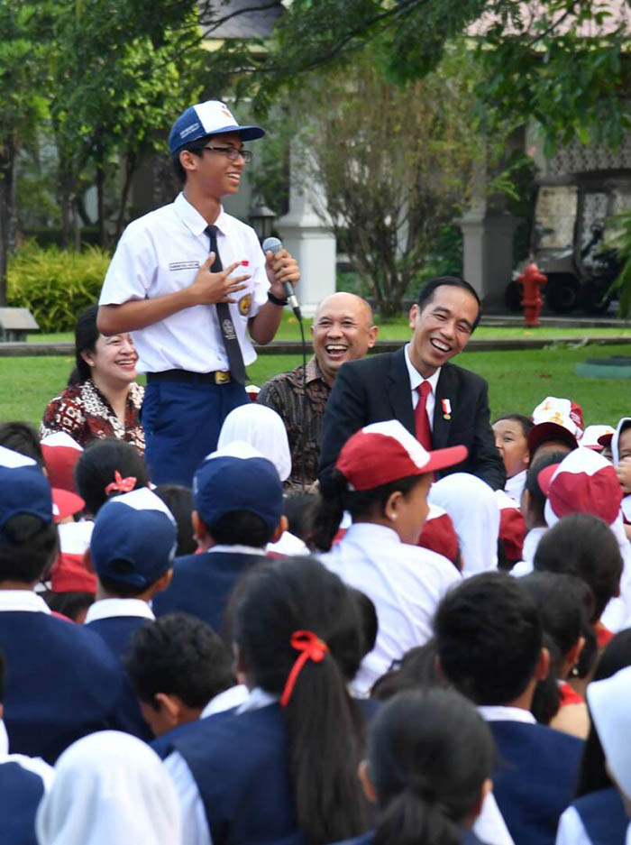 Selain menceritakan dongeng, Presiden Joko Widodo berbicara akrab dengan anak-anak.