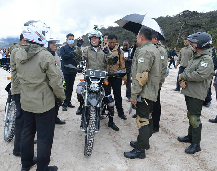 Presiden Joko Widodo bersama rombongan merasakan sulitnya medan Trans Papua.
