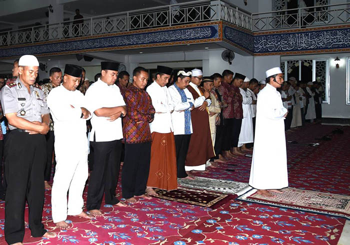 Presiden Joko Widodo menunakan shalat Tarawih dengan khusyuk bersama jemaah lainnya.