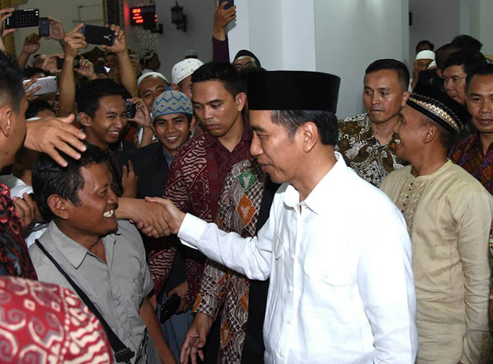 Presiden Joko Widodo menyempatkan diri untuk bertutur sapa dengan masyarakat yang datang mengikuti shalat Tarawih.