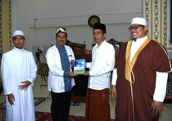 Selesai menunaikan shalat Tarawih di Masjid Andalusia, Sentul City, Bogor, Presiden bersamah tamah dengan pengurus masjid.