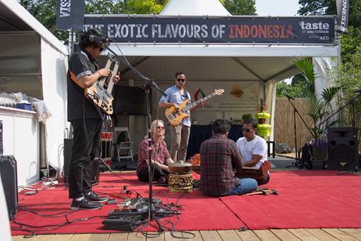 Penampilan Balawan berkolaborasi dengan gitaris jazz asal Bali, Indonesia memukau penonton di ajang Tong Tong Fair 2017 di Maliveld, Den Haag, Belanda (Foto ISTIMEWA)