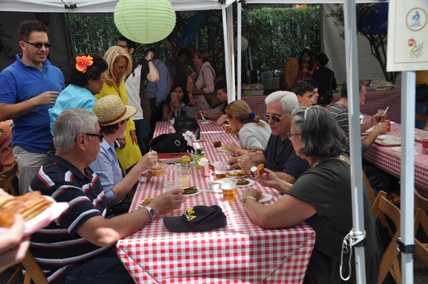 Masyarakat Eropa berkesempatan menikmati sajian aneka makanan, minuman, dan jajan pasar Indonesia pada ajang Bazar Solidario Indonesia yang dikemas dalam format pesta rakyat akhir pekan (Foto ISTIMEWA)
