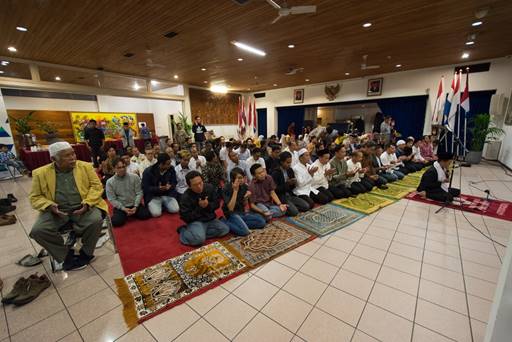 Keluarga besar KBRI Den Haag menyelenggarakan buka puasa bersama setiap hari Jumat selama bulan Ramadhan (Foto ISTIMEWA)
