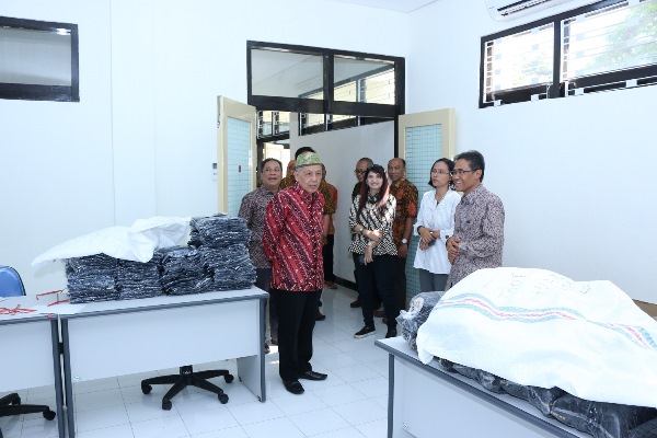 Rektor UGM Prof Ir Panut Mulyono, M Eng, D Eng meninjau bagian dalam Kantor Direktorat Pengabdian Masyarakat UGM yang baru (Foto Bani/Humas UGM)