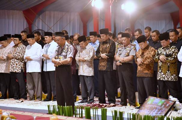 Presiden Joko Widodo menunaikan ibadah shalat maghrib berjamaah usai menikmati buka puasa bersama (Foto Istimewa)