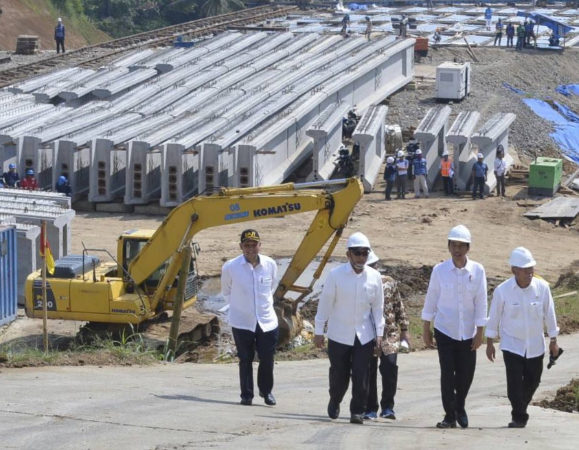 Di tangan pemerintahan Joko Widodo, pembangunan jalan Tol Bocimi yang sempat mangkrak sejak 1997, akhirnya berjalan kembali dengan perkembangan sangat baik (Foto ISTIMEWA)