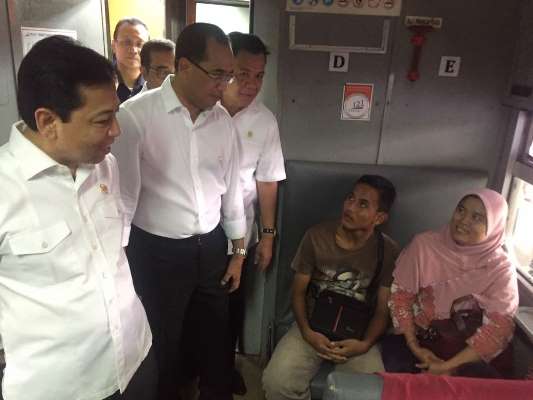 Menhub Budi Karya SUmadi didampingi Ketua DPR Setyo Novanto tengah berbincang dengan penumpang kereta api Angkutan Lebaran 2017 di Stasiun Senen, Jakarta (Fiti ISTIMEWA)