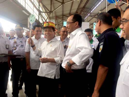 Ketua DPR Setyo Novanto berperan sebagai petugas Stasiun Senen sebagai simbol memberangkatkan pemudik yang menggunakan KA Kertajaya jurusan Surabaya (Foto ISTIMEWA) 