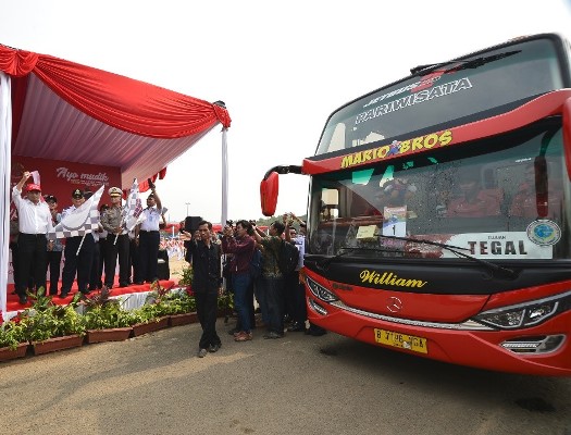 Menhub Budi Karya Sumadi melepas bus pengangkut peserta Mudik Gratis. Pemberangkatan bus mudik dibagi dalam lima hari, dimulai Senin (19/6/2017) sampai Jumat (23/6/2017) hari ini (Foto ISTIMEWA) 