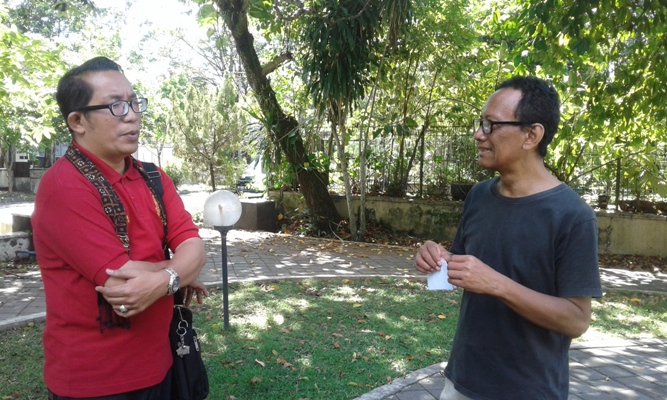 Ari Wijaya (kanan) tengah berbincang dengan Widodo, STP, salah satu pengelola Museum UGM (kiri) sambil menunggu kepastian Obama singgah di Museum UGM yang pernah jadi tempat berliburnya di masa kanak-kanaknya (Foto R Toto Sugiharto/KAGAMA)