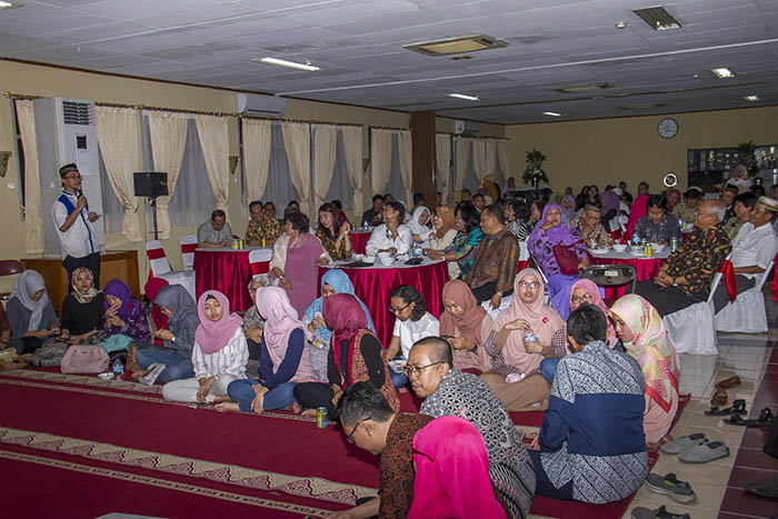 Buka puasa bersama menjalin silahturahmi dan keakraban sesama alumni Fakultas Farmasi UGM. Fajar/KAGAMA
