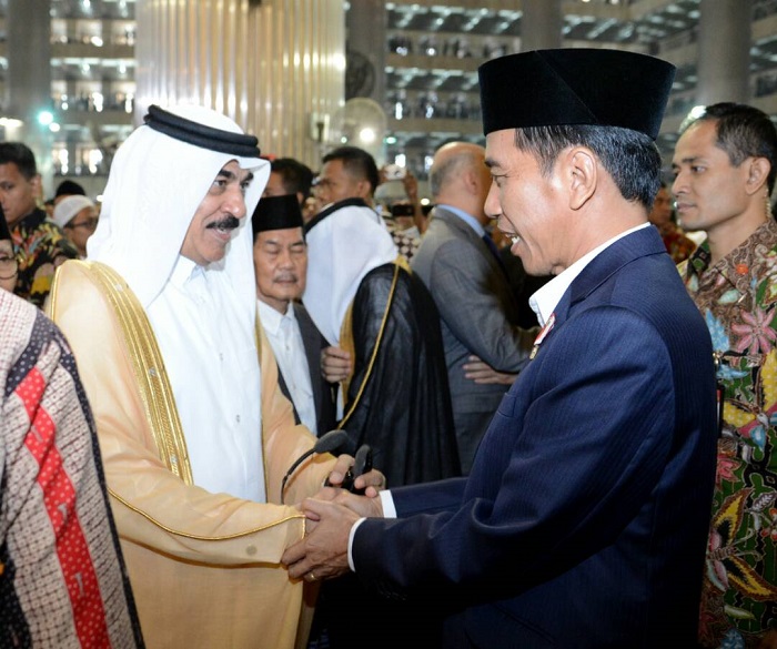 Kepala Negara juga bersilahturahmi dengan pejabat dari negara sahabat setelah melaksanakan salat Idul Fitri.
