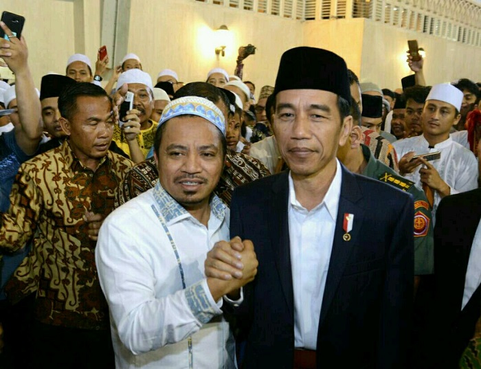 Presiden Joko Widodo tetap memberikan kesempatan kepada jemaah yang gembira untuk melakukan swafoto dengannya.