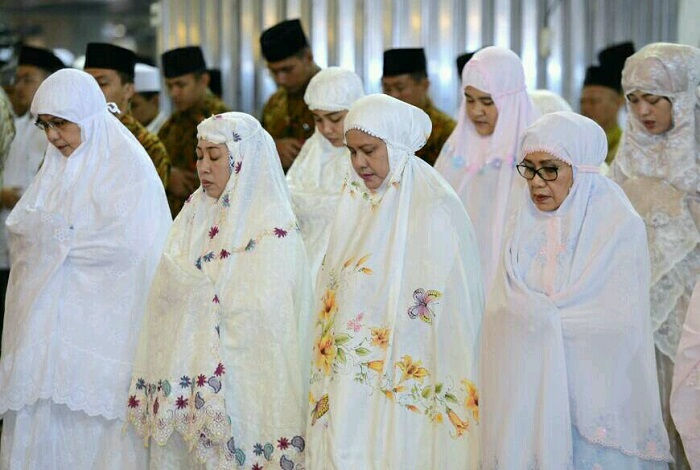 Ibu Negara Iriana Joko Widodo turut melaksanakan salat Idul Fitri  dengan khusyuk bersama para jemaaah lainnya.