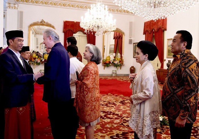 Presiden Joko WIdodo melakukan open house dan menerima semua lapisan masyarakat untuk bersilahturahmi dan memberikan selamat Idul Fitri di Istana Negara.