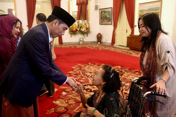 Kepala Negara senang menerima kedatangan  seorang wanita berkursi roda yang didampingi putrinya.