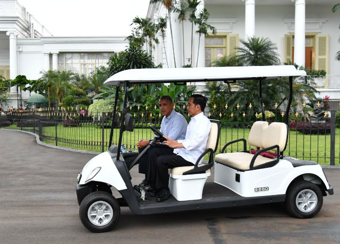 Sambil mengemudikan golf cart, Presiden Joko Widodo tak lupa mengantar Barack Obama mengelilingi  kawasan Istana Bogor.
