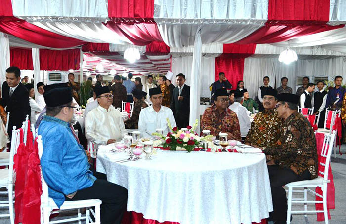 Presiden Joko Widodo beramah tamah dengan para pejabat negara sebelum berbuka puasa bersama.
