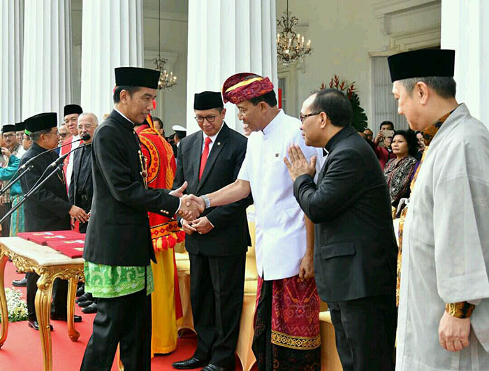 Presiden Joko Widodo beramah tamah dengan para tokoh agama yang hadir dalam upacara peringatan Hari Lahir Pancasila di Kemenlu selepas uapara.