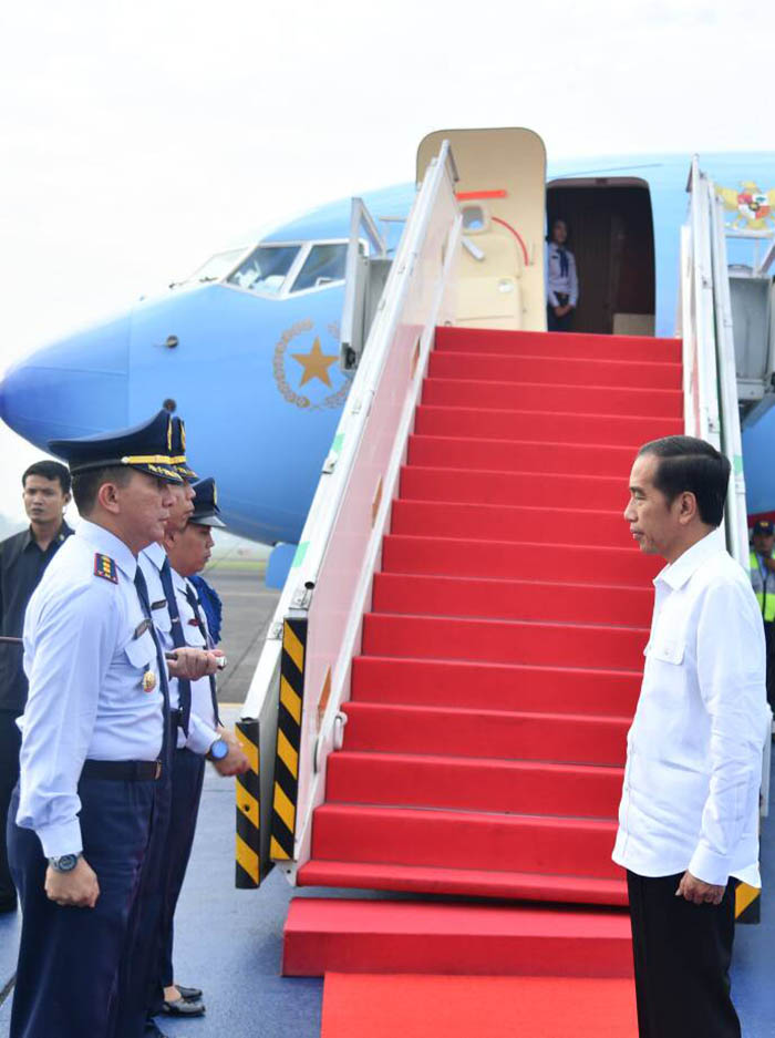 Presiden  bersiap menaiki pesawat untuk terbang ke Malang.