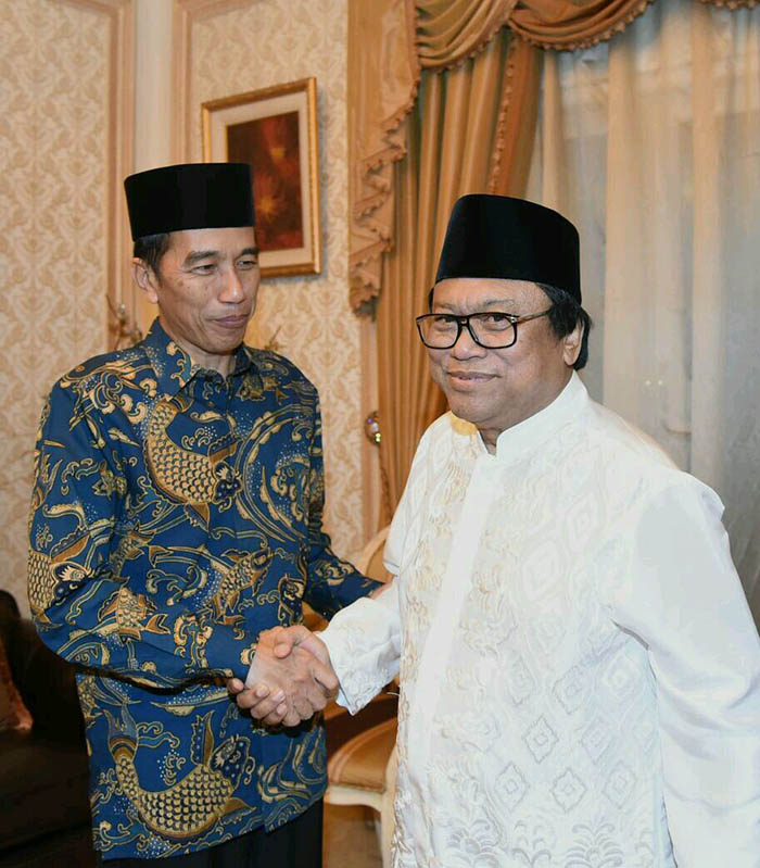 Presiden Joko Widodo dan Ketua DPD Oesman Sapta Odang menjalin komunikasi  lewat acara buka puasa bersama guna mencari atas persoalan negara.