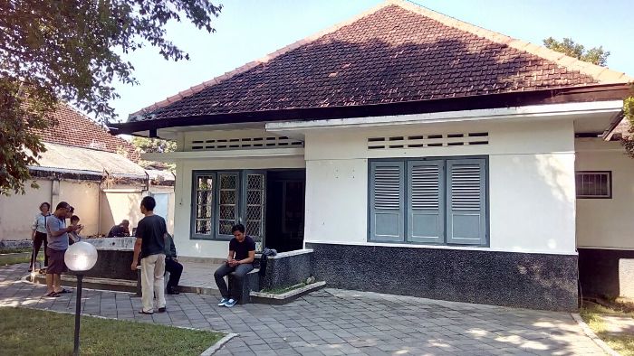 Sejumlah jurnalis menyanggongi Museum UGM Kamis (29/6/2017) siang dan juga hingga Jumat (30/6/2017) siang (Foto Ign Dwi Karyanto) 