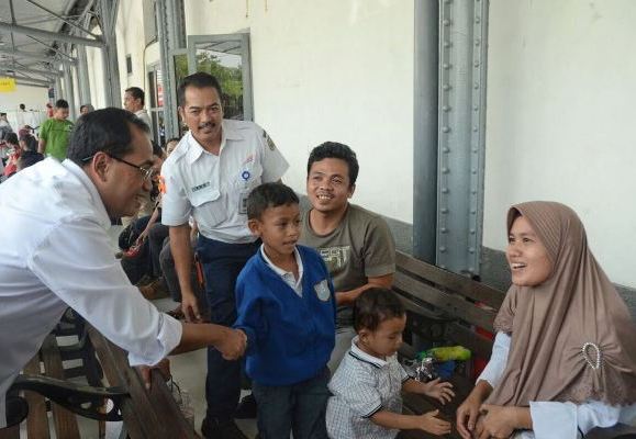 Menhub Budi Karya Sumadi tengah berbincang dengan keluarga penumpang kereta api di Semarang, Jawa Tengah (Foto ISTIMEWA)
