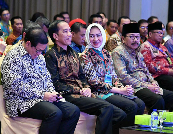 Kepala Negara didampingi Sekretaris Kabinet Pramono Anung (kiri), Ketua APEKSI Airin Rachmi Diany, serta Gubernur Jawa Timur Soekarwo dalam acara penutupan rapat kerja nasional APEKSI.