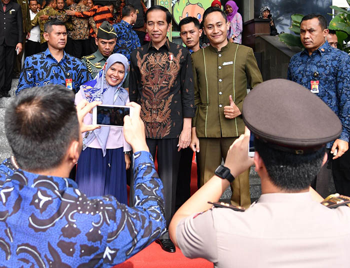 Presiden Joko Widodo jadi rebutan para peserta APEKSI untuk melakukan foto bersama sebagai kenang-kenangan.