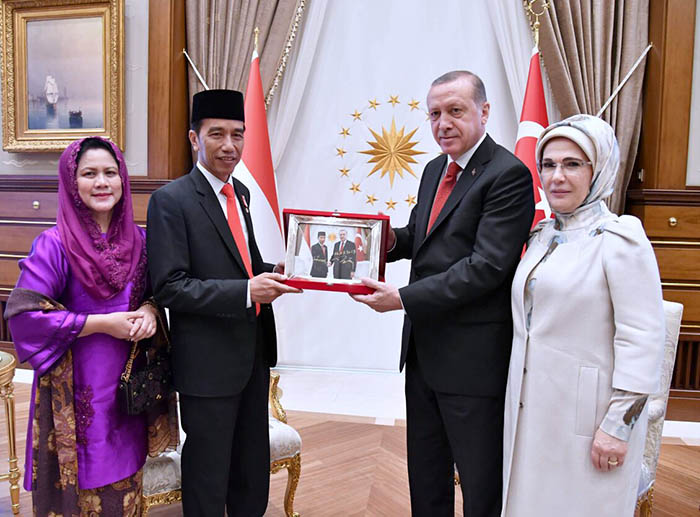 Ibu Negara Joko Widodo dan Kepala Negara bersama Presiden Recep Tayyip Erdogan beserta istrinya, Emine Erdoğan,  jadi lambang persahabatan erat dua negara besar.