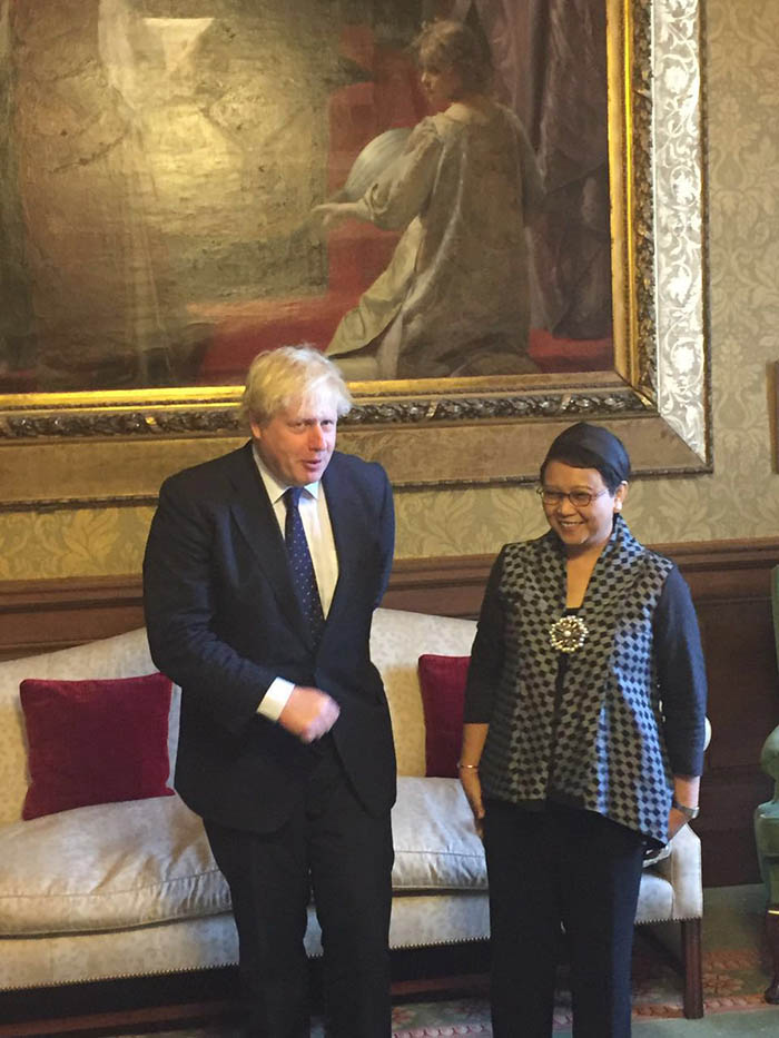 Menlu RI Retno Marsudi bertemu dengan Menlu Inggris Boris Johnson di sela-sela acara peresmian gedung baru KBRI London. Dok. KBRI London