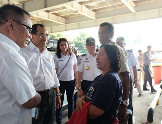 Dalam kunjungannya, Menhub Budi Karya Sumadi dan Ketua Komisi V DPR RI Fary Djemy Francis berdialog dengan masyarakat (Foto ISTIMEWA)