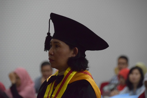 Yuni Widiyastuti saat menjalani Ujian Terbuka Program Doktor Sekolah Pascasarjana UGM (Foto Dok. Humas UGM)