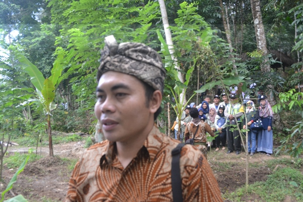 Ketua Pokdarwis Lukmanul Hakim bersama pemuda setempat optimis pada prospek Kerujuk serta Desa Wisata lainnya di Lombok Utara (Foto R Toto Sugiharto/KAGAMA) 