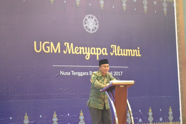 Bupati Lombok Barat H Fauzan Khalid sebagai alumnus Prodi Ilmu Pemerintahan Pascasarjana Fisipol UGM siap menindaklanjuti pertemuan tersebut dengan kegiatan yang bermanfaat bagi masyarakat setempat (Foto R Toto Sugiharto/KAGAMA)