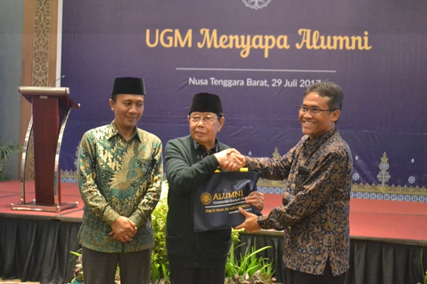 Pemberian cenderamata dari Rektor UGM kepada Ketua Pengda Kagama NTB dan Bupati Lombok Barat sebagai sesama alumni UGM (Foto R Toto Sugiharto/KAGAMA)