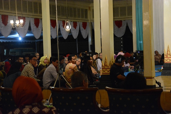 Pengunjung setia mengikuti talkshow Dialog Budaya dan Gelar Seni Yogya untuk Semesta yang memasuki putaran atau episode ke-100 (Foto R Toto Sugiharto/KAGAMA)