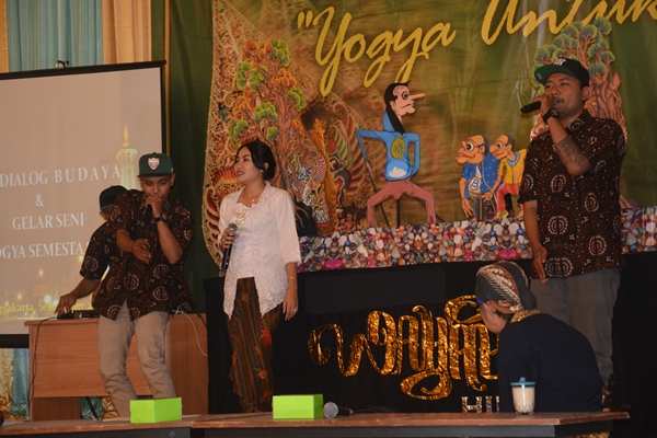 Pergelaran Wayang Hip Hop dengan Dalang Ki Catur Benyek Kuncoro, S Sn turut memeriahkan dialog budaya Yogya Semesta (Foto R Toto Sugiharto/KAGAMA) 