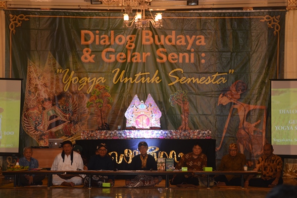 Heri Dendi (tengah) bersama narasumber Dialog Budaya dan Gelar Seni Yogya untuk Semesta (Foto R Toto Sugiharto/KAGAMA)