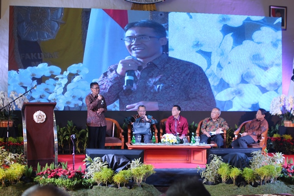 Rektor UGM Prof. Ir. Panut Mulyono, M.Eng., D.Eng turut aktif menyampaikan materi dalam seminar pembangunan infrastruktur (Foto Nurrokhman/KAGAMA)