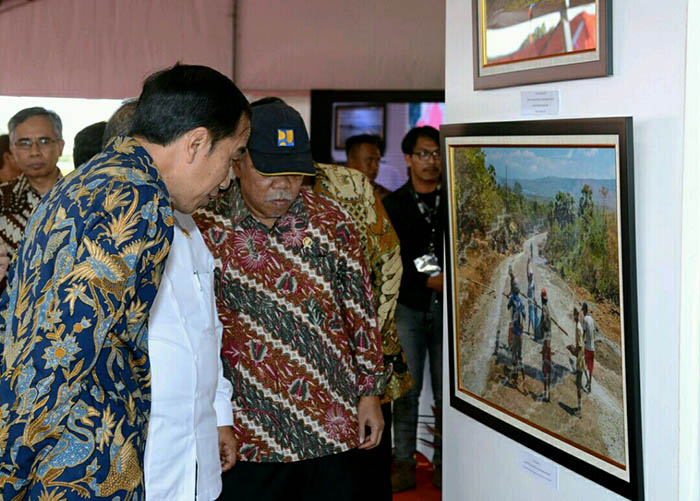 Kepala Negara didampingi Menteri PUPR Basuki Hadimuljono melihat dengan seksama foto yang menggambarkan pembangunan infrastruktur yang giat dikerjakan di berbagai daerah di Tanah AIr.